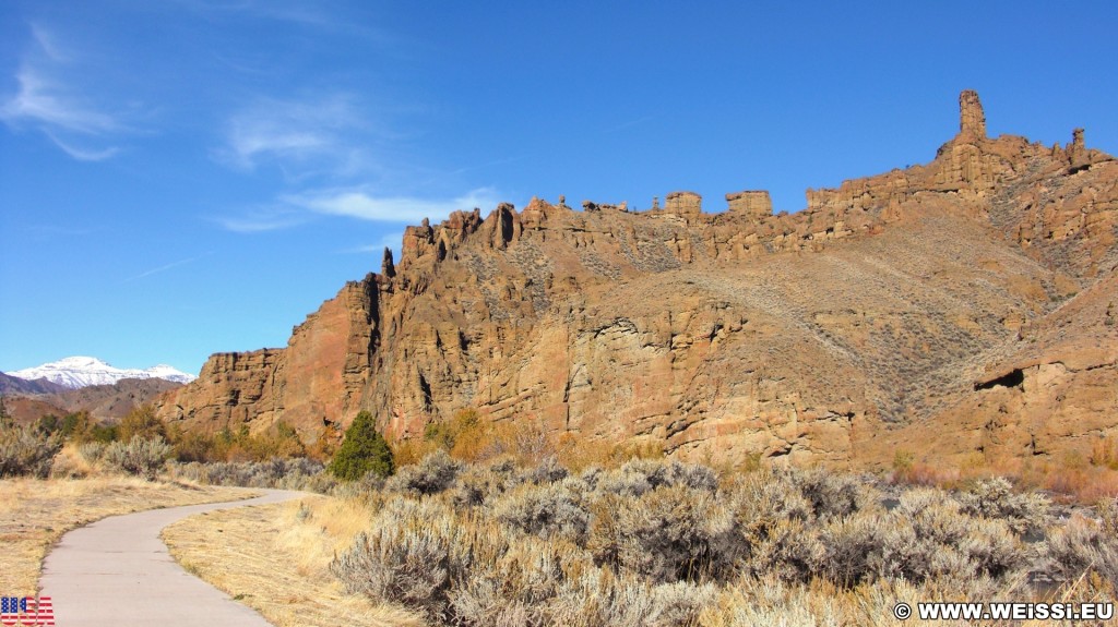 Holy City. Holy City - Buffalo Bill Cody Scenic Byway. - Felsen, Felsformation, Felswand, Fluss, Felsnadeln, Shoshone River, Wapiti Valley, Buffalo Bill Cody Scenic Byway, Holy City, Monument Mountain - (Wapiti, Cody, Wyoming, Vereinigte Staaten)