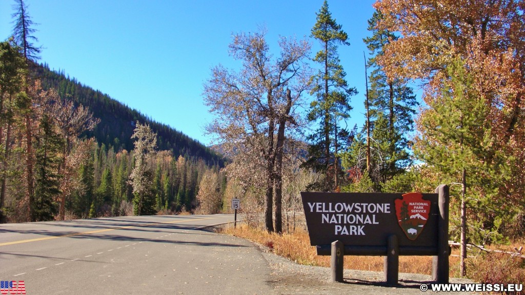 East Entrance Sign - Yellowstone-Nationalpark. - Strasse, Schild, Tafel, Ankünder, Einfahrtsschild, Osteingang, Einfahrt, Osteinfahrt - (Pahaska Tepee, Cody, Wyoming, Vereinigte Staaten)