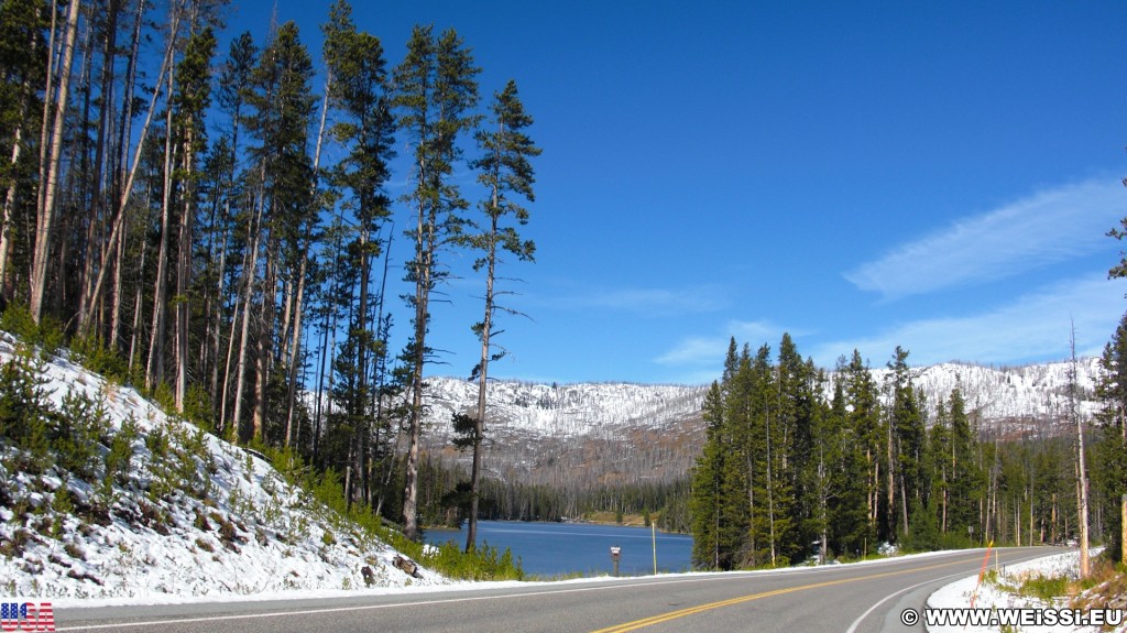 Sylvan Lake- Yellowstone-Nationalpark. - Strasse, Landschaft, Bäume, See, Gebirgssee, Wasser, Berge, Sylvan Lake, Sylvan Pass - (Pahaska Tepee, Yellowstone National Park, Wyoming, Vereinigte Staaten)