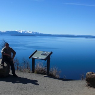 Lake Butte Overlook - Yellowstone-Nationalpark. - Schild, Tafel, See, Aussichtspunkt, Personen, Stein, Wasser, Beschilderung, Lake Butte Overlook, Yellowstone Lake, Mount Moran, Teewinot Mountain, Grand Teton, Mount Sheridan, Flat Mountain, Factory Hill - WEISSINGER Andreas - (Lake, Yellowstone National Park, Wyoming, Vereinigte Staaten)