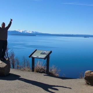Lake Butte Overlook - Yellowstone-Nationalpark. - Schild, Tafel, See, Aussichtspunkt, Personen, Stein, Wasser, Beschilderung, Lake Butte Overlook, Yellowstone Lake, Mount Moran, Teewinot Mountain, Grand Teton, Mount Sheridan, Flat Mountain, Factory Hill - WEISSINGER Andreas - (Lake, Yellowstone National Park, Wyoming, Vereinigte Staaten)