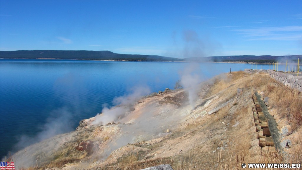 Yellowstone-Nationalpark. Steamboat Point - Yellowstone-Nationalpark. - Aussichtspunkt, Picnic Area, Yellowstone Lake, Steamboat Point, Exhalation, Fumarolen, Wasserdampf, vulkanische Gase, vulkanische Aktivität, Dampfaustritt - (Lake, Yellowstone National Park, Wyoming, Vereinigte Staaten)