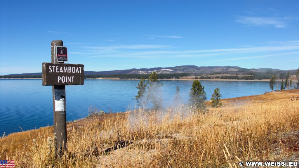 Yellowstone-Nationalpark. Steamboat Point - Yellowstone-Nationalpark. - Schild, Tafel, Aussichtspunkt, Picnic Area, Beschilderung, Yellowstone Lake, Steamboat Point, Exhalation, Fumarolen, Wasserdampf, vulkanische Gase, vulkanische Aktivität, Dampfaustritt - (Lake, Yellowstone National Park, Wyoming, Vereinigte Staaten)