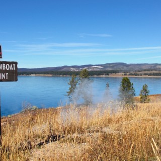 Yellowstone-Nationalpark. Steamboat Point - Yellowstone-Nationalpark. - Schild, Tafel, Aussichtspunkt, Picnic Area, Beschilderung, Yellowstone Lake, Steamboat Point, Exhalation, Fumarolen, Wasserdampf, vulkanische Gase, vulkanische Aktivität, Dampfaustritt - (Lake, Yellowstone National Park, Wyoming, Vereinigte Staaten)