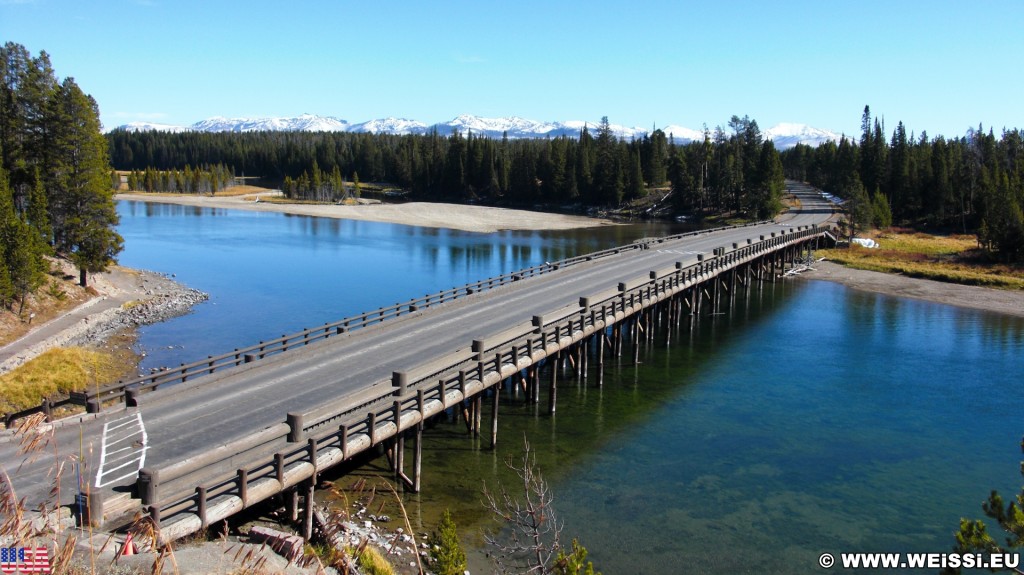 Yellowstone-Nationalpark. Fishing Bridge - Yellowstone-Nationalpark. - Brücke, Landschaft, Bäume, Fluss, Wasser, Ufer, Fishing Bridge, Brückenkonstruktion, Yellowstone River - (Lake, Yellowstone National Park, Wyoming, Vereinigte Staaten)