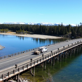 Yellowstone-Nationalpark. Fishing Bridge - Yellowstone-Nationalpark. - Brücke, Landschaft, Bäume, Fluss, Wasser, Ufer, Fishing Bridge, Brückenkonstruktion, Yellowstone River - (Lake, Yellowstone National Park, Wyoming, Vereinigte Staaten)