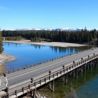 Yellowstone-Nationalpark. Fishing Bridge - Yellowstone-Nationalpark. - Brücke, Landschaft, Bäume, Fluss, Wasser, Ufer, Fishing Bridge, Brückenkonstruktion, Yellowstone River - (Lake, Yellowstone National Park, Wyoming, Vereinigte Staaten)