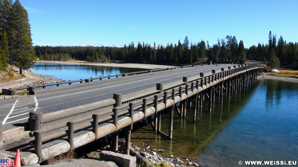 Yellowstone-Nationalpark. Fishing Bridge - Yellowstone-Nationalpark. - Brücke, Landschaft, Bäume, Fluss, Wasser, Ufer, Fishing Bridge, Brückenkonstruktion, Yellowstone River - (Lake, Yellowstone National Park, Wyoming, Vereinigte Staaten)