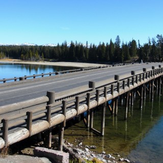 Yellowstone-Nationalpark. Fishing Bridge - Yellowstone-Nationalpark. - Brücke, Landschaft, Bäume, Fluss, Wasser, Ufer, Fishing Bridge, Brückenkonstruktion, Yellowstone River - (Lake, Yellowstone National Park, Wyoming, Vereinigte Staaten)