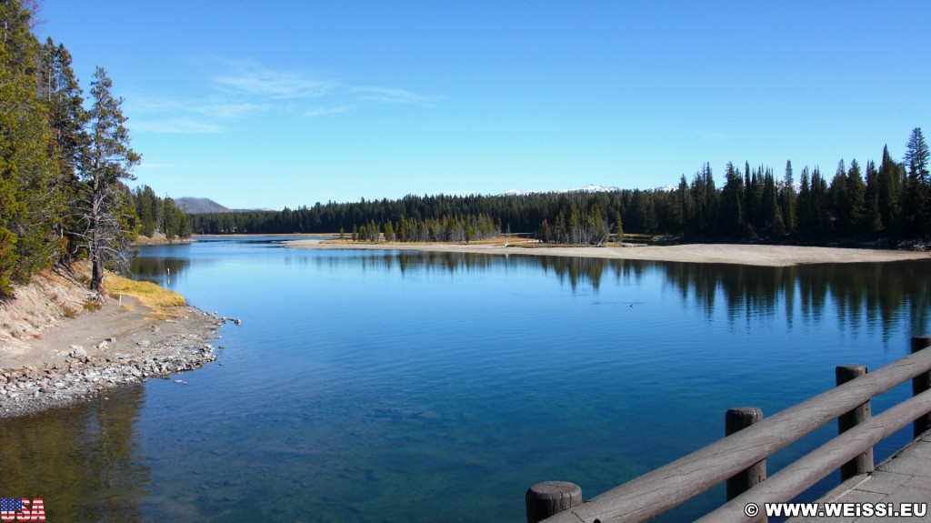 Yellowstone-Nationalpark. Fishing Bridge - Yellowstone-Nationalpark. - Brücke, Landschaft, Bäume, Fluss, Wasser, Ufer, Fishing Bridge, Brückenkonstruktion, Yellowstone River - (Lake, Yellowstone National Park, Wyoming, Vereinigte Staaten)