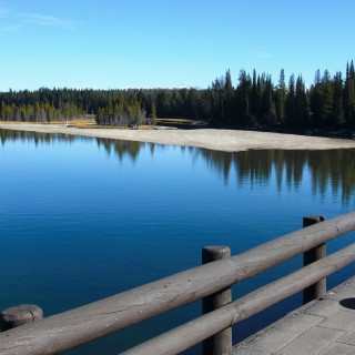 Yellowstone-Nationalpark. Fishing Bridge - Yellowstone-Nationalpark. - Brücke, Landschaft, Bäume, Fluss, Wasser, Ufer, Fishing Bridge, Brückenkonstruktion, Yellowstone River - (Lake, Yellowstone National Park, Wyoming, Vereinigte Staaten)