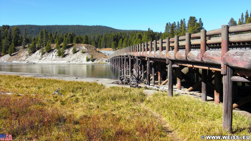 Yellowstone-Nationalpark. Fishing Bridge - Yellowstone-Nationalpark. - Brücke, Bäume, Fluss, Wasser, Fishing Bridge, Brückenkonstruktion, Yellowstone River - (Lake, Yellowstone National Park, Wyoming, Vereinigte Staaten)