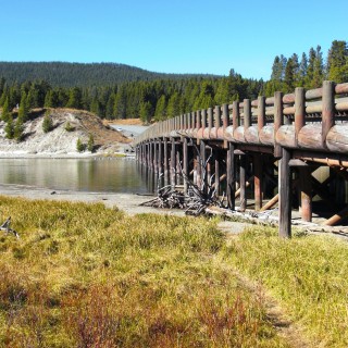 Yellowstone-Nationalpark. Fishing Bridge - Yellowstone-Nationalpark. - Brücke, Bäume, Fluss, Wasser, Fishing Bridge, Brückenkonstruktion, Yellowstone River - (Lake, Yellowstone National Park, Wyoming, Vereinigte Staaten)