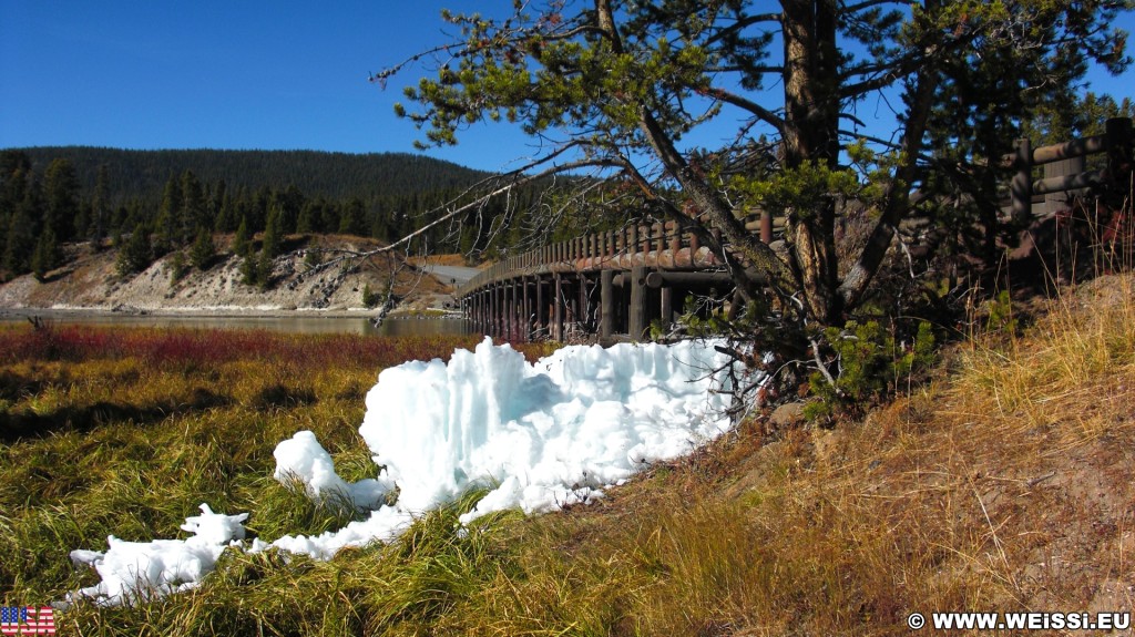 Yellowstone-Nationalpark. Fishing Bridge - Yellowstone-Nationalpark. - Brücke, Bäume, Fluss, Wasser, Schnee, Fishing Bridge, Yellowstone River - (Lake, Yellowstone National Park, Wyoming, Vereinigte Staaten)