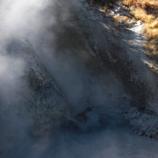 Yellowstone-Nationalpark. Mud Volcano - Yellowstone-Nationalpark. - Exhalation, Wasserdampf, Dampfaustritt, Mud Volcano Area, Mud Volcano, Quelle, Schlammtopf, Schlammsprudel - (Lake, Yellowstone National Park, Wyoming, Vereinigte Staaten)