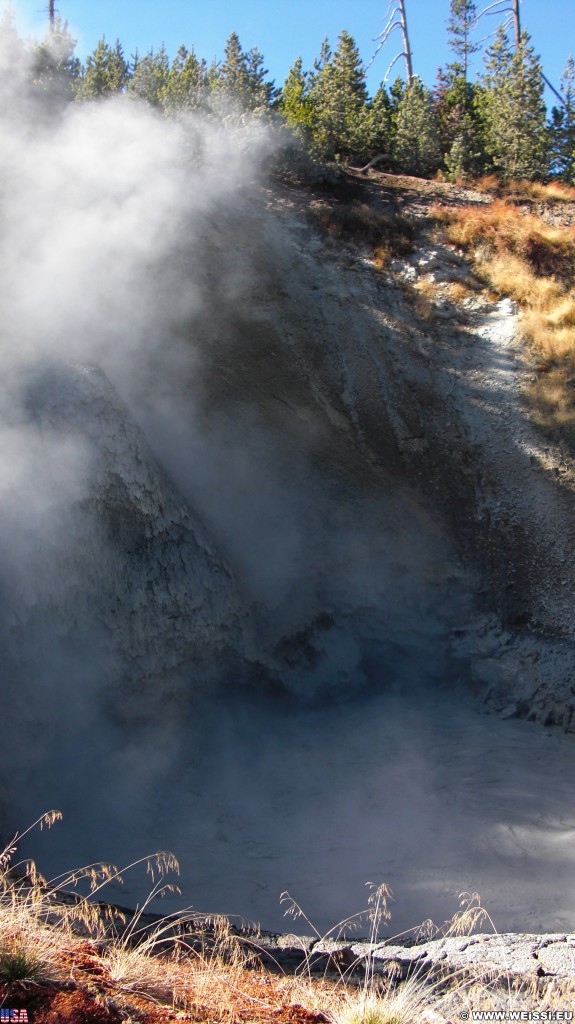 Yellowstone-Nationalpark. Mud Volcano - Yellowstone-Nationalpark. - Exhalation, Wasserdampf, Dampfaustritt, Mud Volcano Area, Mud Volcano, Quelle, Schlammtopf, Schlammsprudel - (Lake, Yellowstone National Park, Wyoming, Vereinigte Staaten)