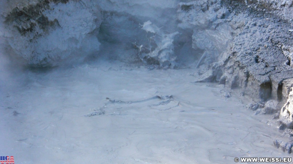 Yellowstone-Nationalpark. Mud Volcano - Yellowstone-Nationalpark. - Exhalation, Wasserdampf, Dampfaustritt, Mud Volcano Area, Mud Volcano, Quelle, Schlammtopf, Schlammsprudel - (Lake, Yellowstone National Park, Wyoming, Vereinigte Staaten)