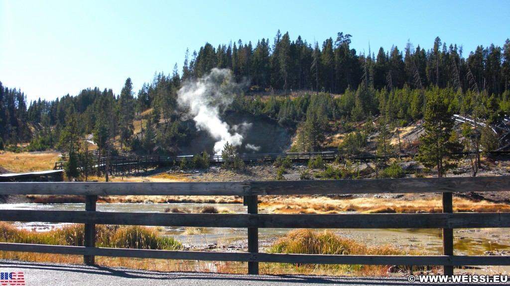 Yellowstone-Nationalpark. Mud Volcano - Yellowstone-Nationalpark. - Landschaft, Bäume, Exhalation, Wasserdampf, Dampfaustritt, Mud Volcano Area, Mud Volcano, Quelle, Holzsteg, Geländer, Holzgeländer - (Lake, Yellowstone National Park, Wyoming, Vereinigte Staaten)