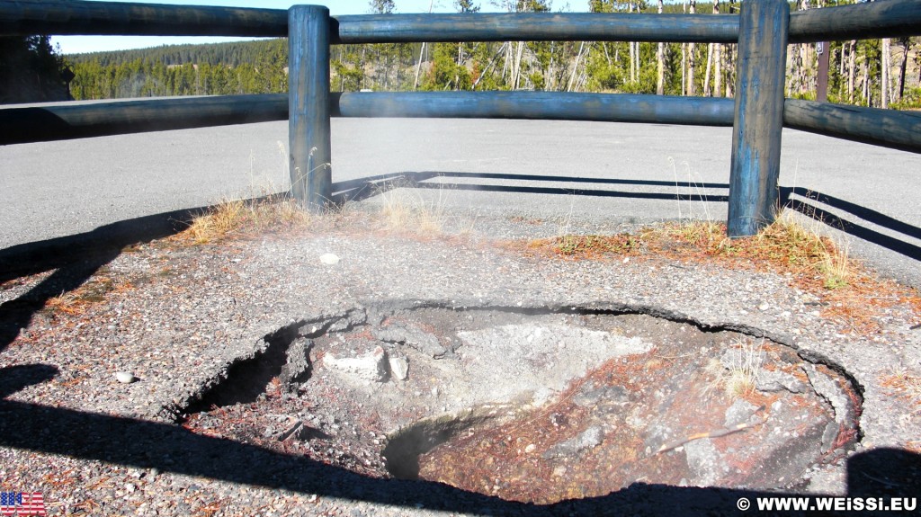 Yellowstone-Nationalpark. Sulphur Caldron - Yellowstone-Nationalpark. - Exhalation, Wasserdampf, Dampfaustritt, Quelle, Geländer, Holzgeländer, Sulphur Caldron - (Lake, Yellowstone National Park, Wyoming, Vereinigte Staaten)