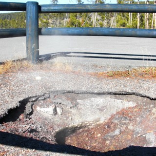 Yellowstone-Nationalpark. Sulphur Caldron - Yellowstone-Nationalpark. - Exhalation, Wasserdampf, Dampfaustritt, Quelle, Geländer, Holzgeländer, Sulphur Caldron - (Lake, Yellowstone National Park, Wyoming, Vereinigte Staaten)