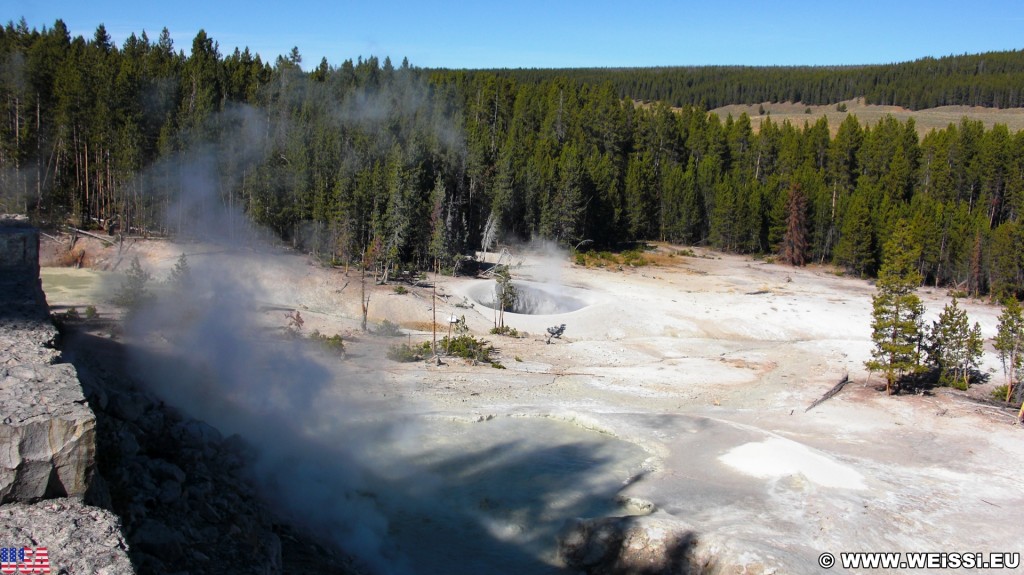 Yellowstone-Nationalpark. Sulphur Caldron - Yellowstone-Nationalpark. - Exhalation, Wasserdampf, Dampfaustritt, Quelle, Sulphur Caldron - (Lake, Yellowstone National Park, Wyoming, Vereinigte Staaten)