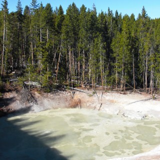 Yellowstone-Nationalpark. Sulphur Caldron - Yellowstone-Nationalpark. - Exhalation, Wasserdampf, Dampfaustritt, Quelle, Sulphur Caldron - (Lake, Yellowstone National Park, Wyoming, Vereinigte Staaten)