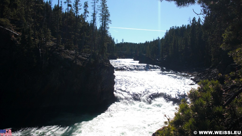 Yellowstone-Nationalpark. Upper Falls - Yellowstone-Nationalpark. - Bäume, Wasserfall, Wasserfälle, Wasser, Yellowstone River, Upper Falls, Upper Yellowstone Falls - (Canyon Village, Yellowstone National Park, Wyoming, Vereinigte Staaten)