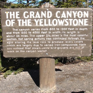 Yellowstone-Nationalpark. Grand Canyon of the Yellowstone-Nationalpark. - Schild, Tafel, Ankünder, Grand Canyon, Beschilderung, North Rim Drive, The Grand Canyon of the Yellowstone, Grand View - (Canyon Village, Yellowstone National Park, Wyoming, Vereinigte Staaten)