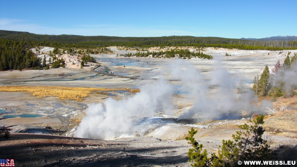 Yellowstone-Nationalpark. Porcelain Basin - Norris Geyser Basin - Yellowstone-Nationalpark. - Wasserdampf, Dampfaustritt, Holzsteg, Norris Geyser Basin, Porcelain Basin, Porcelain Basin Overlook, Boardwalk - (Canyon Junction, Yellowstone National Park, Wyoming, Vereinigte Staaten)