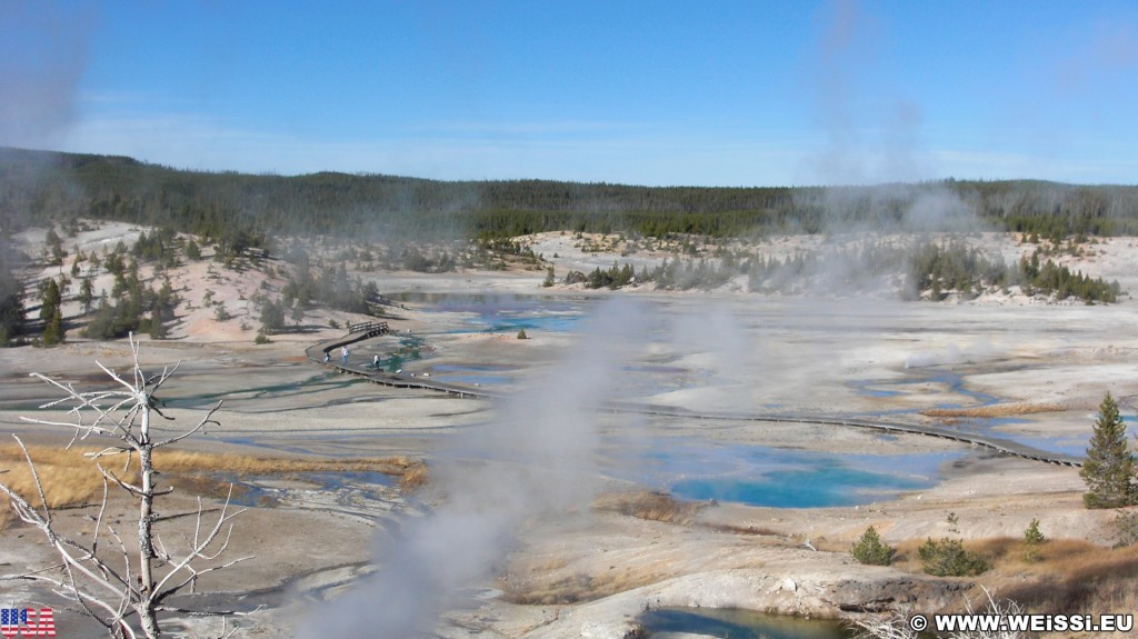 Yellowstone-Nationalpark. Porcelain Basin - Norris Geyser Basin - Yellowstone-Nationalpark. - Wasserdampf, Dampfaustritt, Holzsteg, Norris Geyser Basin, Porcelain Basin, Porcelain Basin Overlook, Boardwalk - (Canyon Junction, Yellowstone National Park, Wyoming, Vereinigte Staaten)