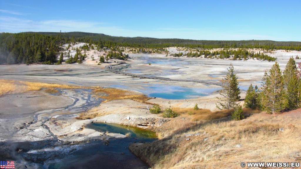 Yellowstone-Nationalpark. Porcelain Basin - Norris Geyser Basin - Yellowstone-Nationalpark. - Wasserdampf, Dampfaustritt, Holzsteg, Norris Geyser Basin, Porcelain Basin, Porcelain Basin Overlook, Boardwalk - (Canyon Junction, Yellowstone National Park, Wyoming, Vereinigte Staaten)