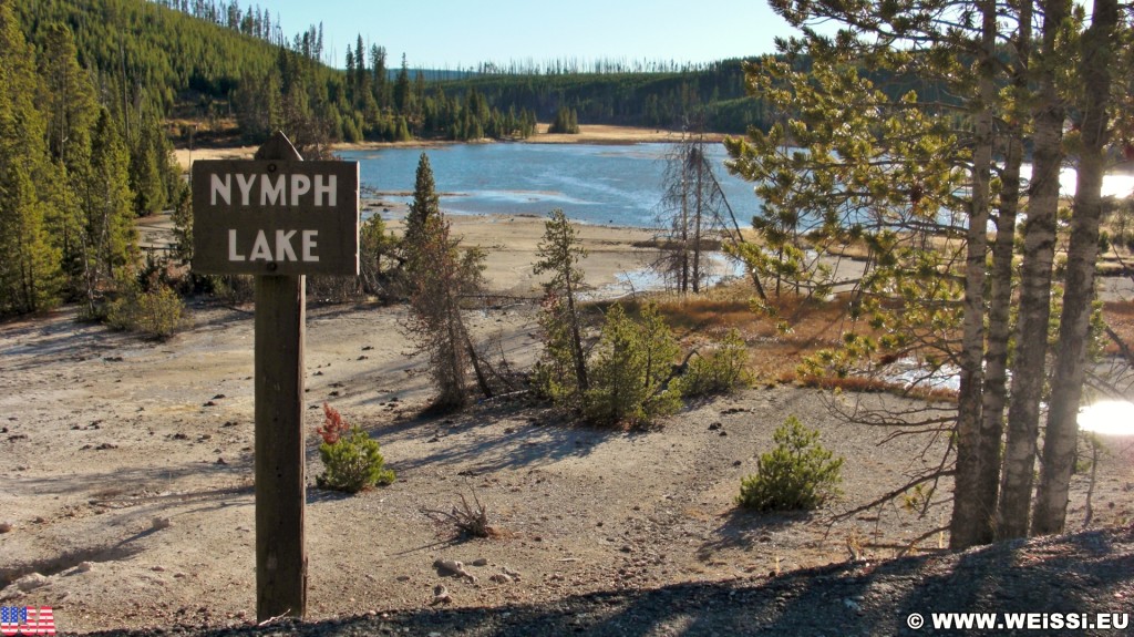 Yellowstone-Nationalpark. Nymph Lake - Yellowstone-Nationalpark. - Schild, Tafel, Ankünder, Bäume, See, Wasser, Ufer, Nymph Lake - (Canyon Junction, Yellowstone National Park, Wyoming, Vereinigte Staaten)