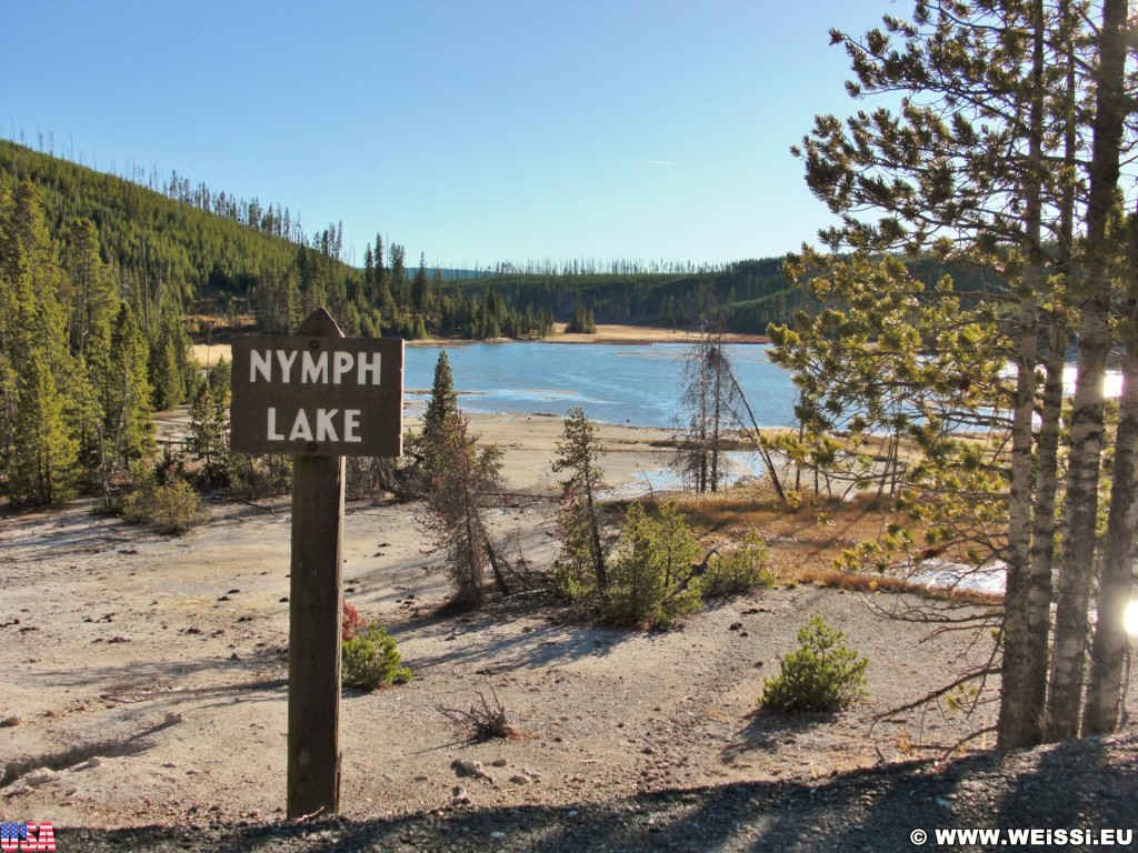 Yellowstone-Nationalpark. Nymph Lake - Yellowstone-Nationalpark. - Schild, Tafel, Ankünder, Bäume, See, Wasser, Ufer, Nymph Lake - (Canyon Junction, Yellowstone National Park, Wyoming, Vereinigte Staaten)
