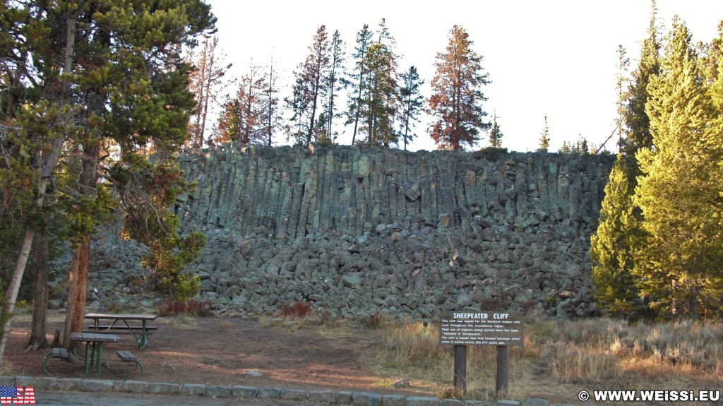 Yellowstone-Nationalpark. Basaltsäulen am Sheepeater Cliff - Yellowstone-Nationalpark. - Schild, Tafel, Ankünder, Bäume, Felswand, Basaltsäulen, Sheepeater Cliff - (Mammoth, Yellowstone National Park, Wyoming, Vereinigte Staaten)
