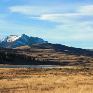 Yellowstone-Nationalpark. Electric Peak und Swan Lake - Yellowstone-Nationalpark. - Landschaft, See, Berg, Wasser, Electric Peak, Swan Lake, Grasland - (Mammoth, Yellowstone National Park, Wyoming, Vereinigte Staaten)
