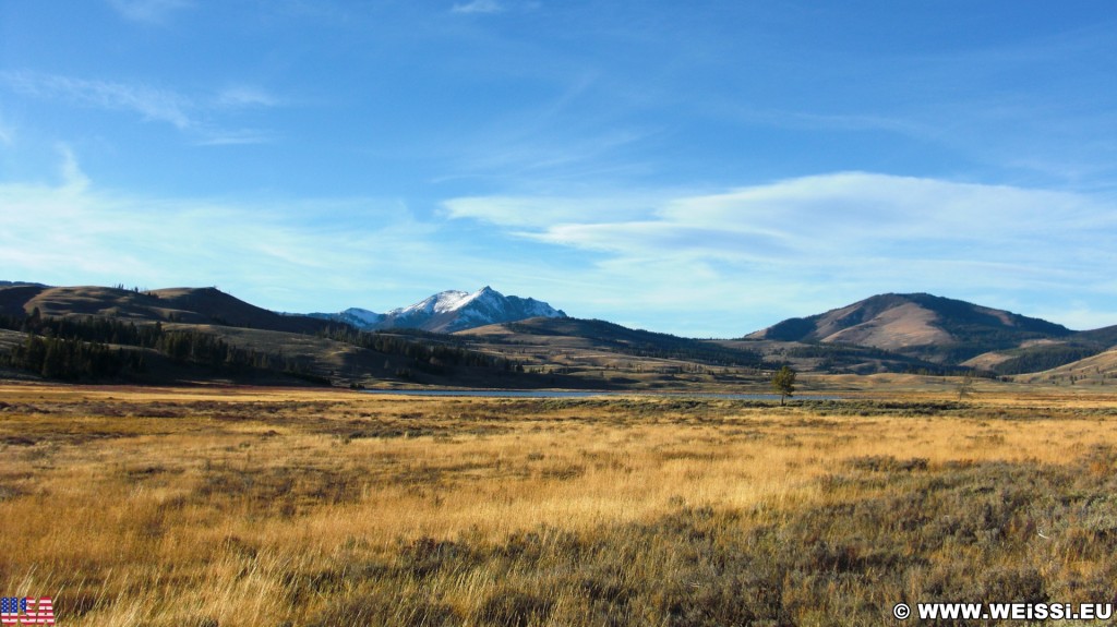 Yellowstone-Nationalpark. Electric Peak und Swan Lake - Yellowstone-Nationalpark. - Landschaft, See, Berg, Wasser, Electric Peak, Swan Lake, Grasland - (Mammoth, Yellowstone National Park, Wyoming, Vereinigte Staaten)