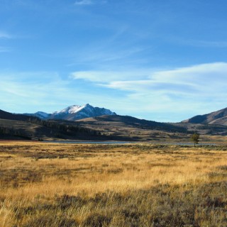 Yellowstone-Nationalpark. Electric Peak und Swan Lake - Yellowstone-Nationalpark. - Landschaft, See, Berg, Wasser, Electric Peak, Swan Lake, Grasland - (Mammoth, Yellowstone National Park, Wyoming, Vereinigte Staaten)