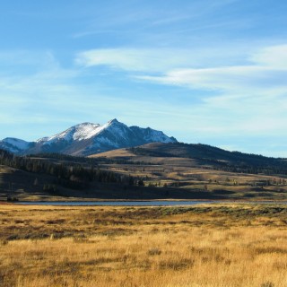 Yellowstone-Nationalpark. Electric Peak und Swan Lake - Yellowstone-Nationalpark. - Landschaft, See, Berg, Wasser, Electric Peak, Swan Lake, Grasland - (Mammoth, Yellowstone National Park, Wyoming, Vereinigte Staaten)