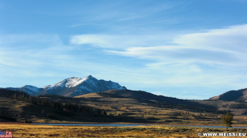 Yellowstone-Nationalpark. Electric Peak und Swan Lake - Yellowstone-Nationalpark. - Landschaft, See, Berg, Wasser, Electric Peak, Swan Lake, Grasland - (Mammoth, Yellowstone National Park, Wyoming, Vereinigte Staaten)