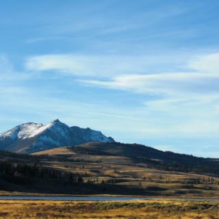 Yellowstone-Nationalpark. Electric Peak und Swan Lake - Yellowstone-Nationalpark. - Landschaft, See, Berg, Wasser, Electric Peak, Swan Lake, Grasland - (Mammoth, Yellowstone National Park, Wyoming, Vereinigte Staaten)