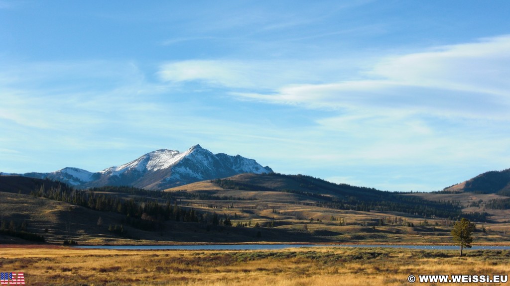 Yellowstone-Nationalpark. Electric Peak und Swan Lake - Yellowstone-Nationalpark. - Landschaft, See, Berg, Wasser, Electric Peak, Swan Lake, Grasland - (Mammoth, Yellowstone National Park, Wyoming, Vereinigte Staaten)