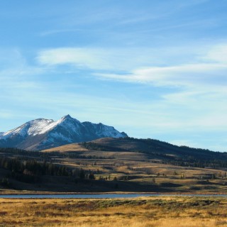 Yellowstone-Nationalpark. Electric Peak und Swan Lake - Yellowstone-Nationalpark. - Landschaft, See, Berg, Wasser, Electric Peak, Swan Lake, Grasland - (Mammoth, Yellowstone National Park, Wyoming, Vereinigte Staaten)