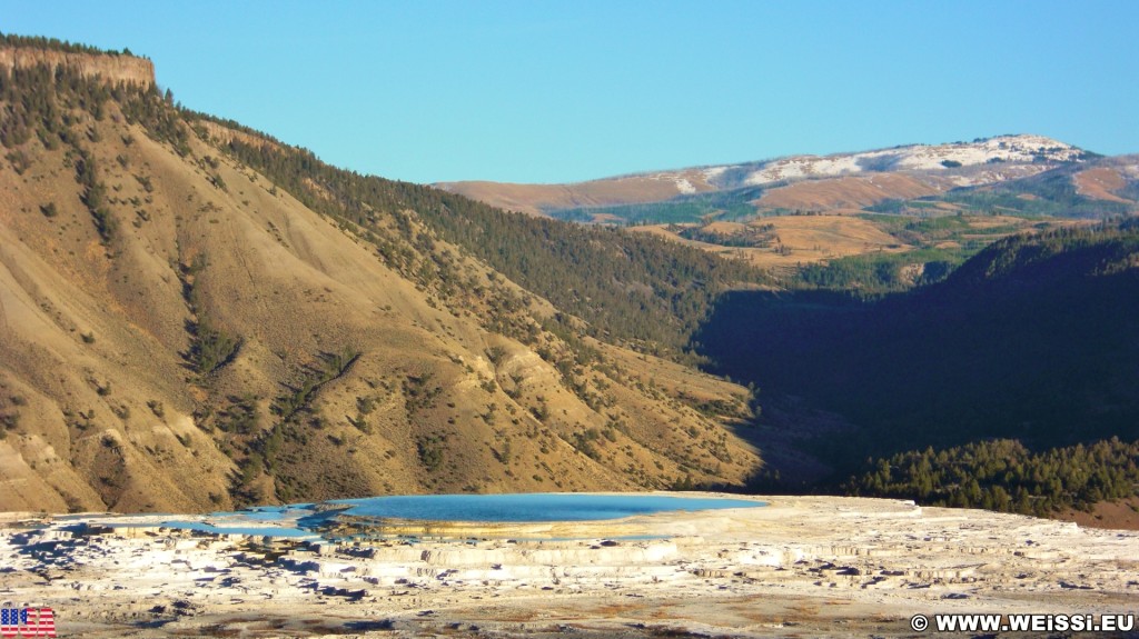 Yellowstone-Nationalpark. Overlook, Upper Terrace Loop - Mammoth Hot Spring - Yellowstone-Nationalpark. - Overlook, Prospect Peak, Mount Everts, Main Terrace, Upper Terrace Loop, Blue Springs - (Mammoth, Yellowstone National Park, Wyoming, Vereinigte Staaten)