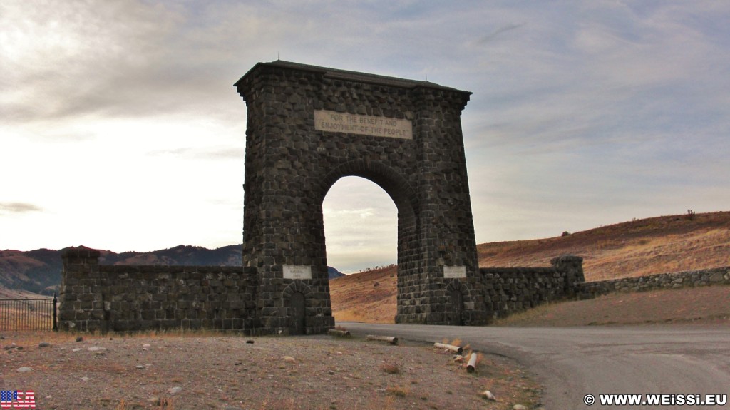 Roosevelt Arch - Das Tor zum Yellowstone-Nationalpark. - Tor, Portal, Einfahrtsportal, Roosevelt Arch, Nordeinfahrt, Nordeingang, Torbogen, For the benefit and enjoyment of the people, Eingangstor - (Rocky Mountain Trailer Park, Gardiner, Montana, Vereinigte Staaten)