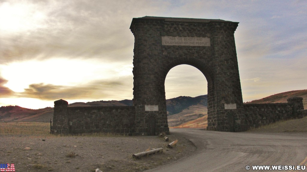 Roosevelt Arch - Das Tor zum Yellowstone-Nationalpark. - Tor, Portal, Einfahrtsportal, Roosevelt Arch, Nordeinfahrt, Nordeingang, Torbogen, For the benefit and enjoyment of the people, Eingangstor - (Rocky Mountain Trailer Park, Gardiner, Montana, Vereinigte Staaten)