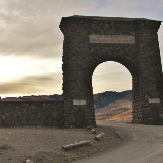Roosevelt Arch - Das Tor zum Yellowstone-Nationalpark. - Tor, Portal, Einfahrtsportal, Roosevelt Arch, Nordeinfahrt, Nordeingang, Torbogen, For the benefit and enjoyment of the people, Eingangstor - (Rocky Mountain Trailer Park, Gardiner, Montana, Vereinigte Staaten)