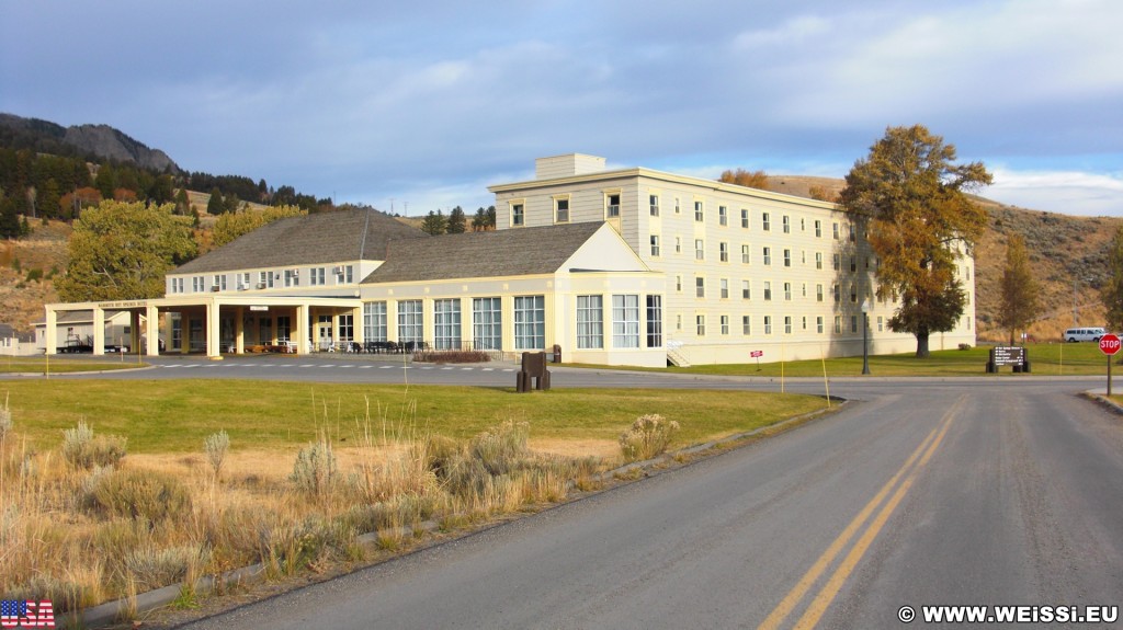 Mammoth Hot Springs Hotel and Cabins - Yellowstone-Nationalpark. - Gebäude, Hotel, Mammoth Hot Springs, Mammoth Hot Springs Hotel and Cabins - (Mammoth, Yellowstone National Park, Wyoming, Vereinigte Staaten)