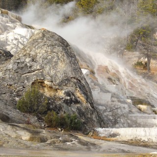 Devils Thumb und Palette Spring - Mammoth Hot Springs - Yellowstone-Nationalpark. - Lower Terraces, Mammoth Hot Springs, Devils Thumb, Palette Spring - (Mammoth, Yellowstone National Park, Wyoming, Vereinigte Staaten)