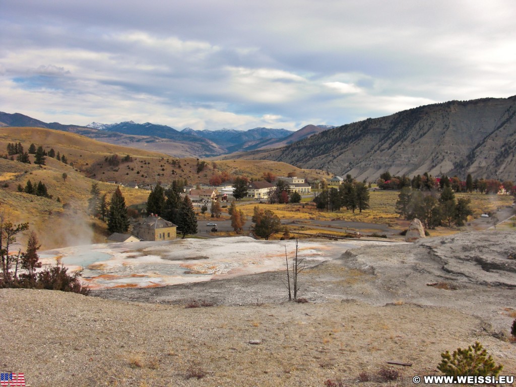 Mammoth Hot Springs - Yellowstone-Nationalpark. Ausblick auf Mammoth Hot Springs vom Boardwalk zwischen Palette Spring und Minerva Terrace in der Lower Terraces Area.. - Lower Terraces, Mammoth Hot Springs, Sinter-Terrassen - (Mammoth, Yellowstone National Park, Wyoming, Vereinigte Staaten)