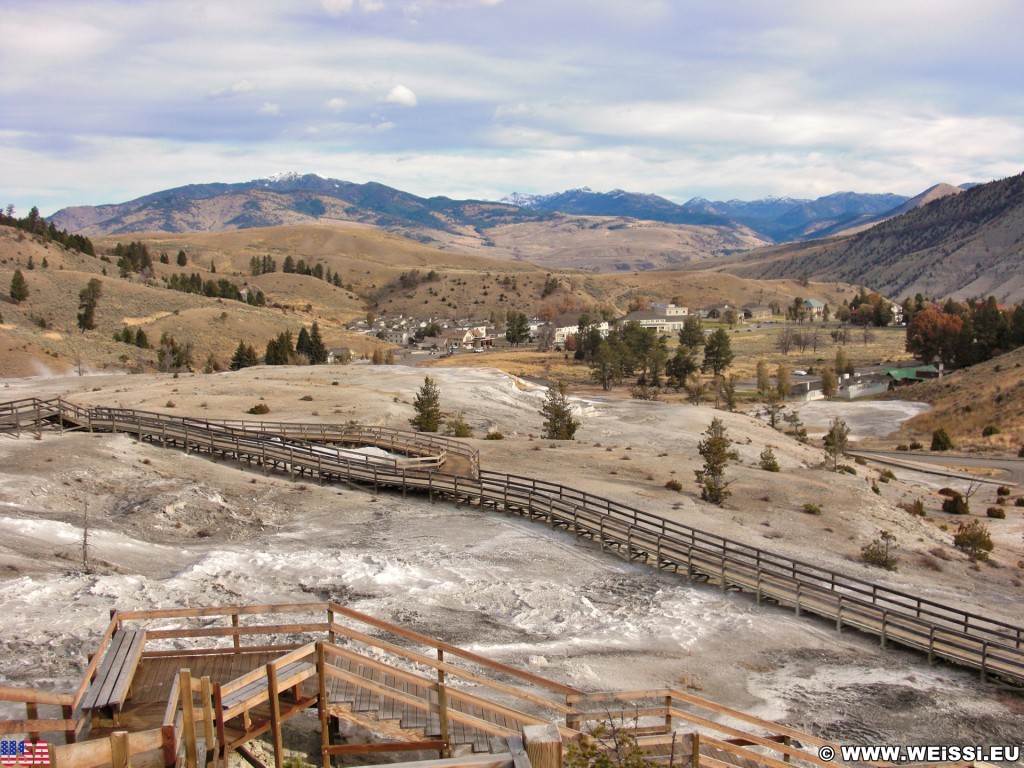 Yellowstone-Nationalpark. Blick auf Mammoth Hot Springs. Aufgenommen am Boardwalk auf Höhe der Minerva Terrace.. - Landschaft, Lower Terraces, Mammoth Hot Springs, Sinter-Terrassen - (Mammoth, Yellowstone National Park, Wyoming, Vereinigte Staaten)